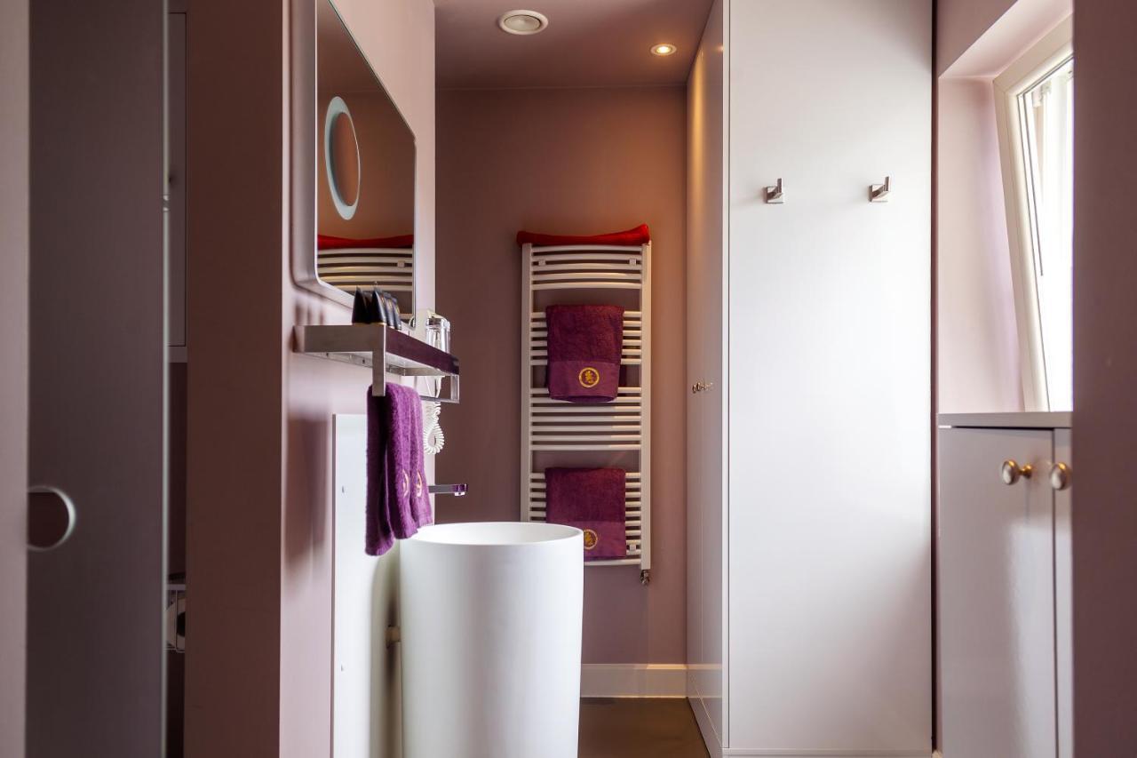 B&B Saint-Georges -Located In The City Centre Of Bruges- 외부 사진 A heated towel rail