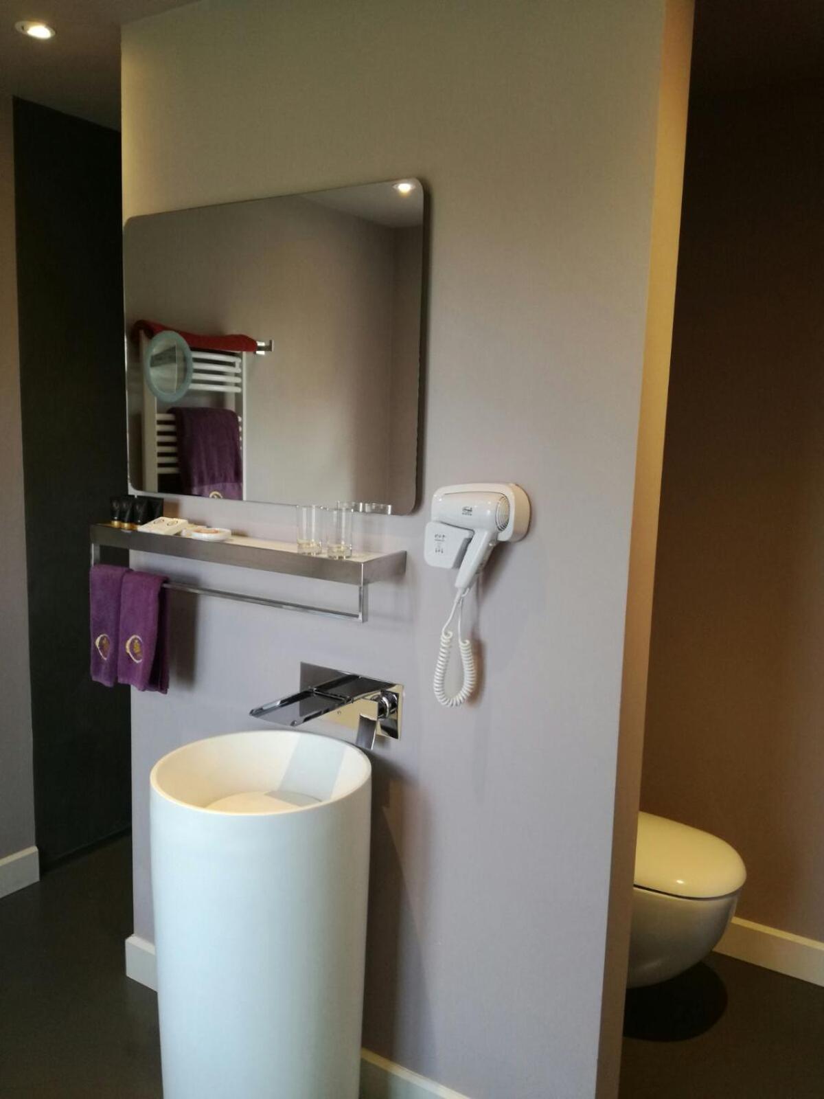 B&B Saint-Georges -Located In The City Centre Of Bruges- 외부 사진 A hair dryer mounted on a wall