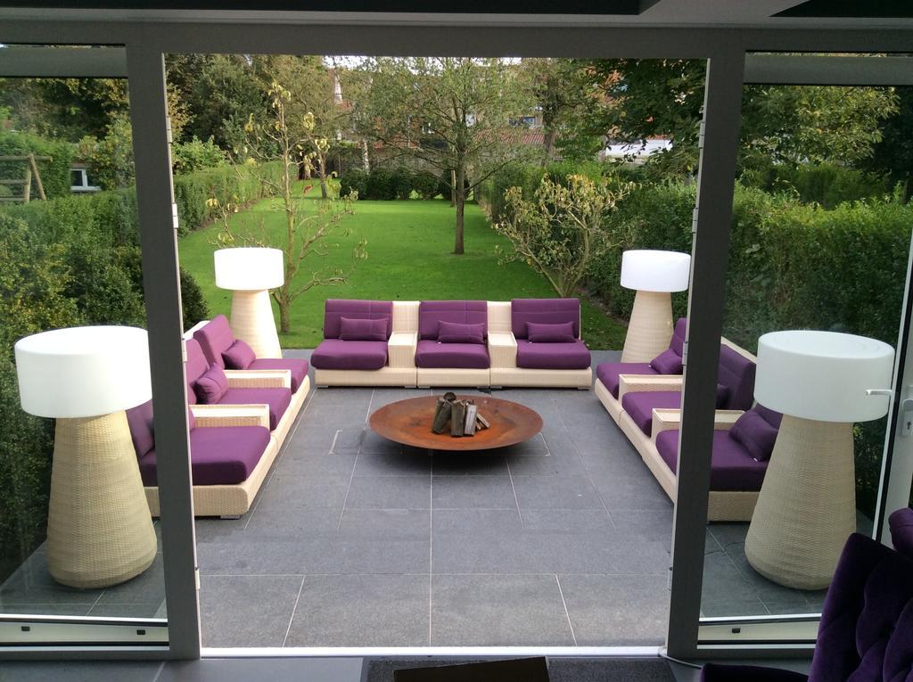 B&B Saint-Georges -Located In The City Centre Of Bruges- 외부 사진 A patio with a garden furniture set