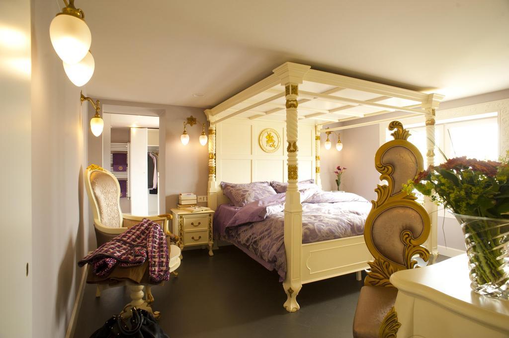 B&B Saint-Georges -Located In The City Centre Of Bruges- 객실 사진 A bedroom at the hotel