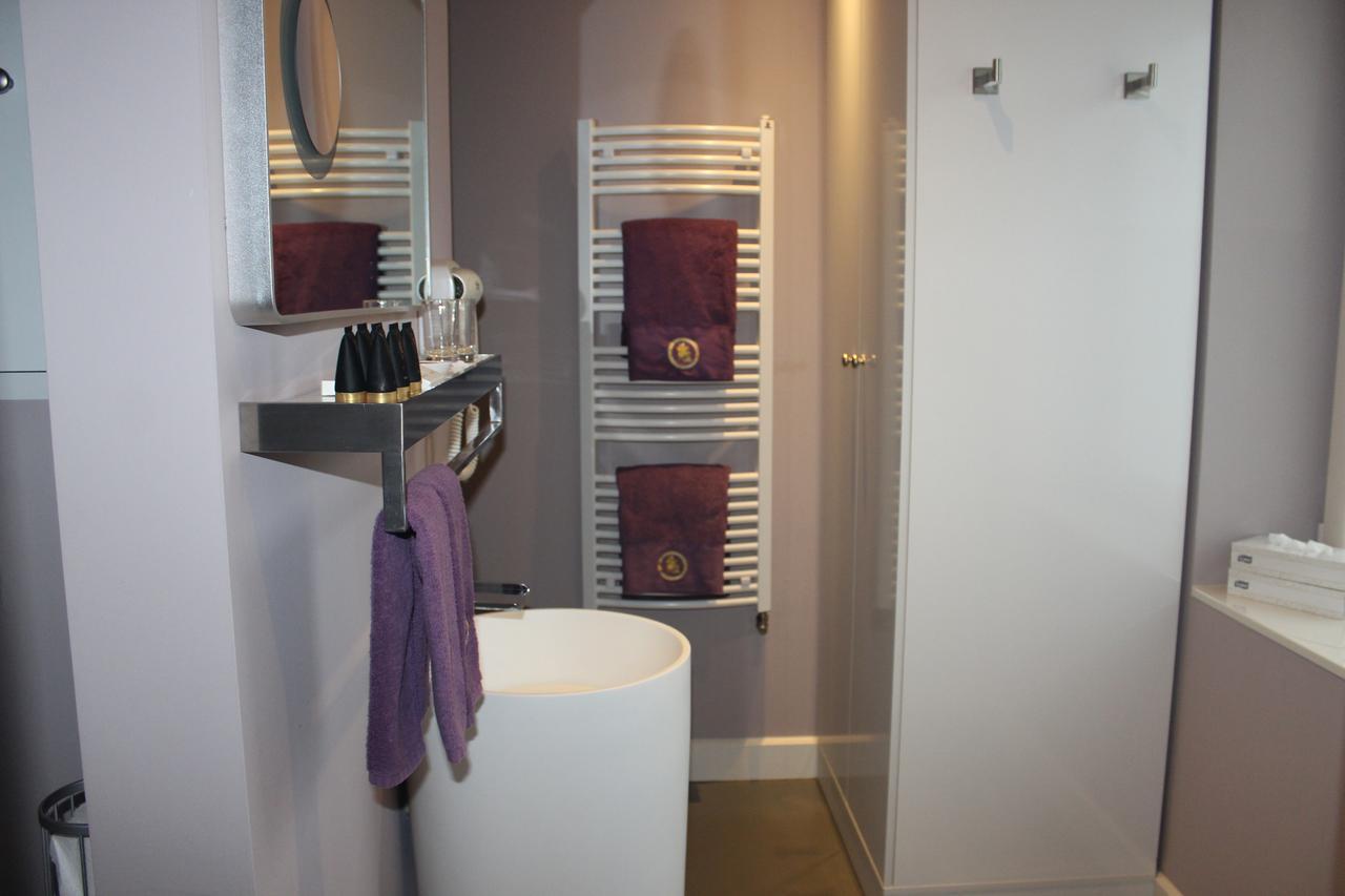 B&B Saint-Georges -Located In The City Centre Of Bruges- 외부 사진 A heated towel rail