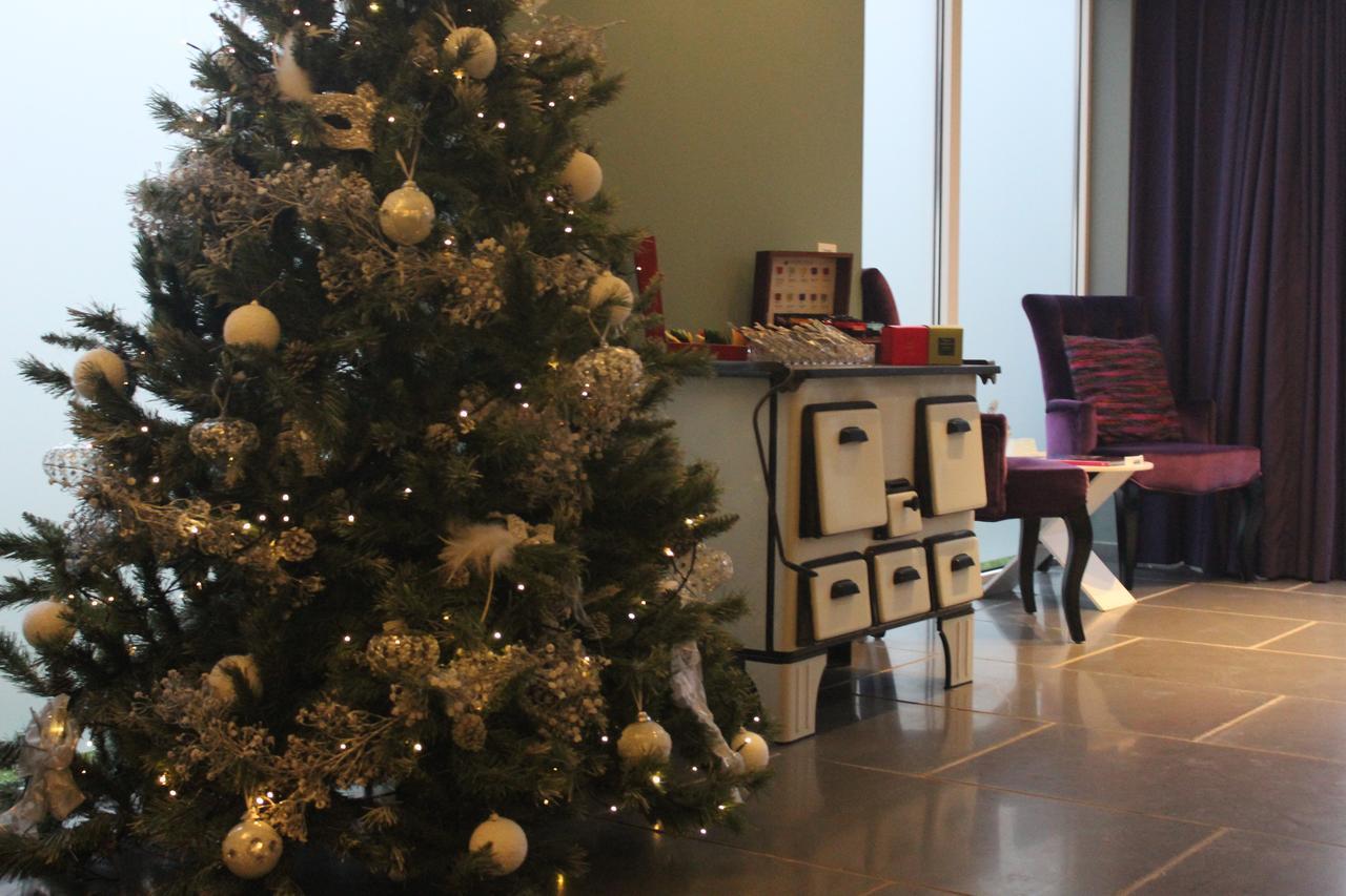 B&B Saint-Georges -Located In The City Centre Of Bruges- 외부 사진 Christmas tree at the reception desk of the hotel
